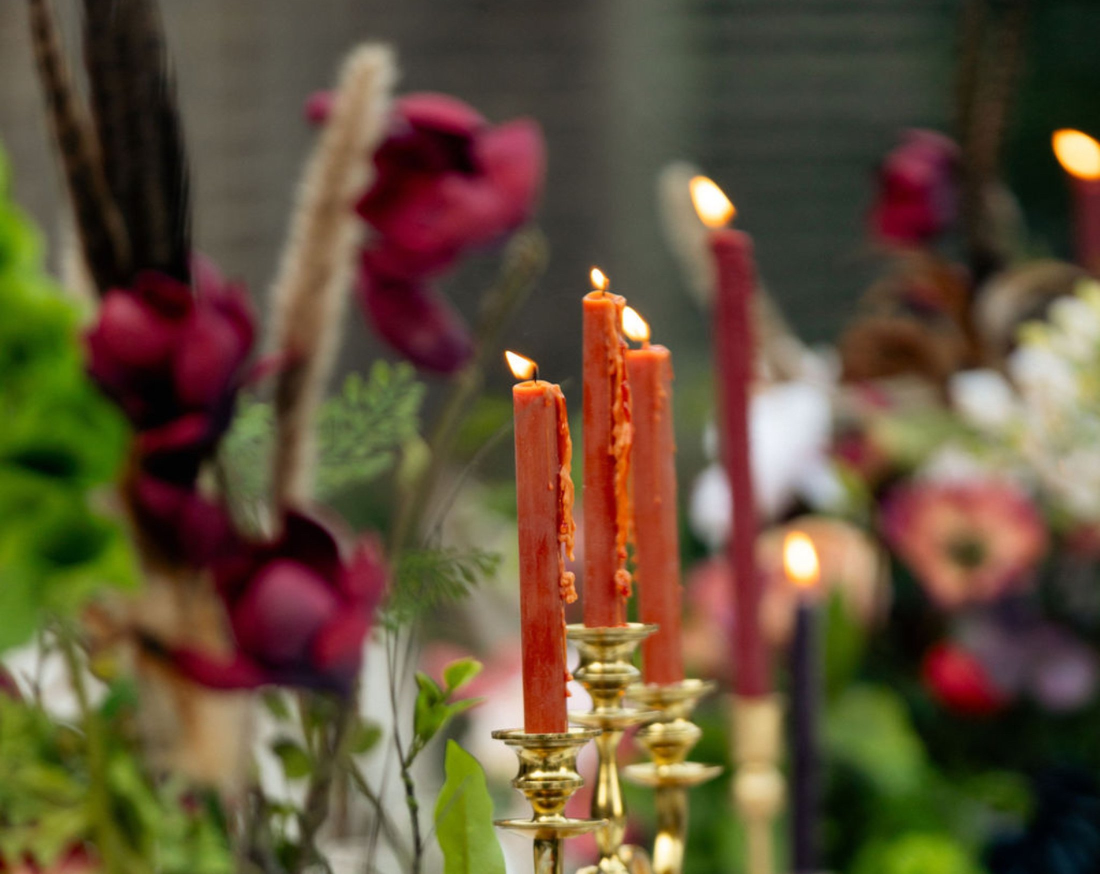 A long candlelit table at dusk at Wells Manor